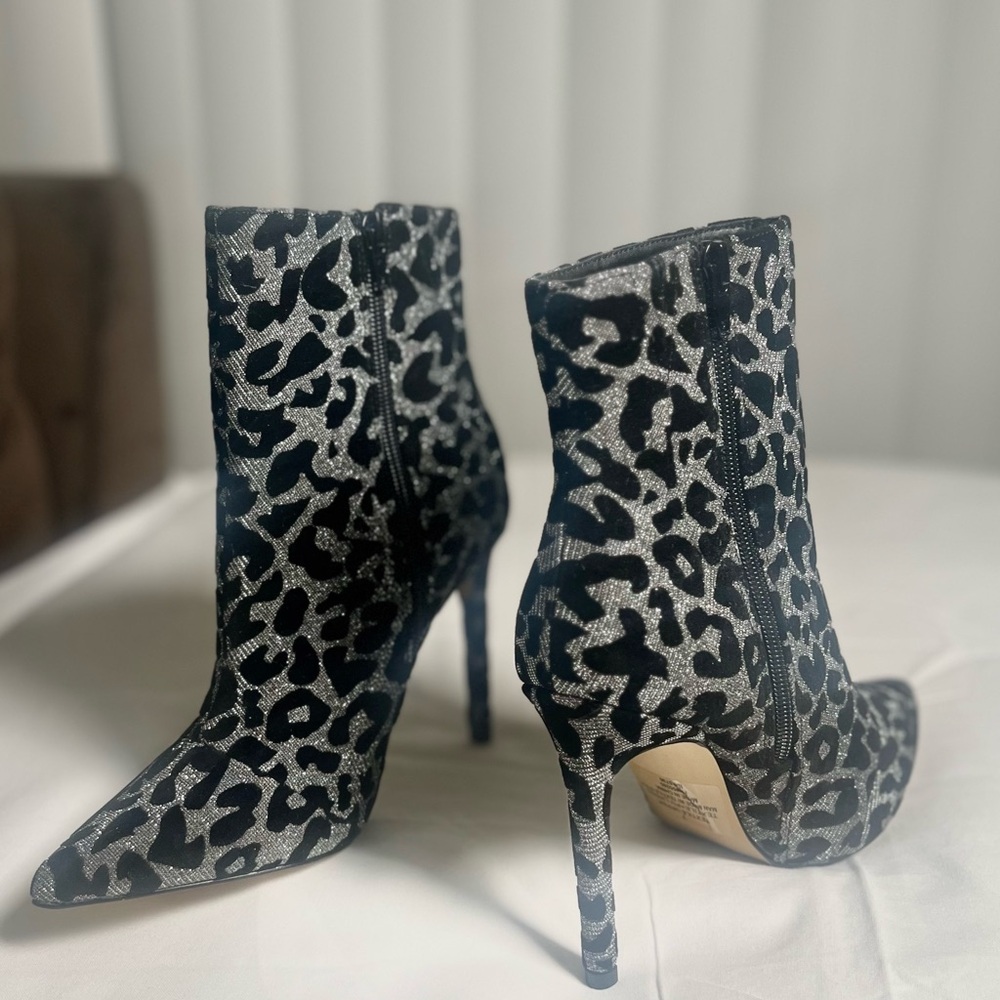 Express Chic Black And Gray Patterned Heeled Boots - image 4